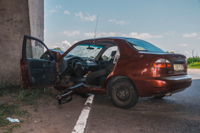 В Днепре мужчине стало плохо за рулем: автомобиль на скорости влетел в бетонную опору