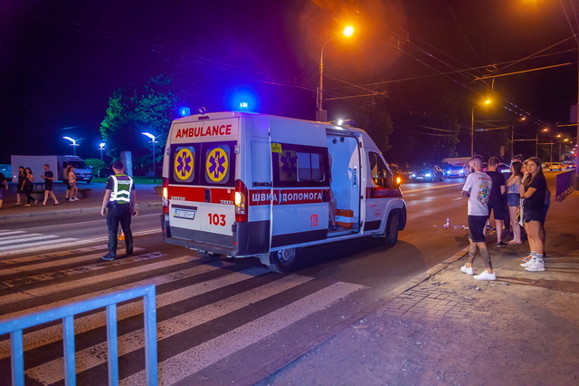 В Днепре на Сичеславской Набережной Subaru на пешеходном переходе сбил парня и девушку