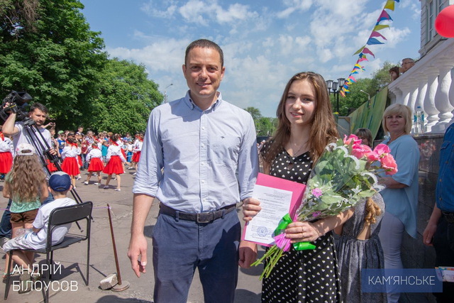 Каменской городской голова вручил ордер на квартиру девушке-сироте