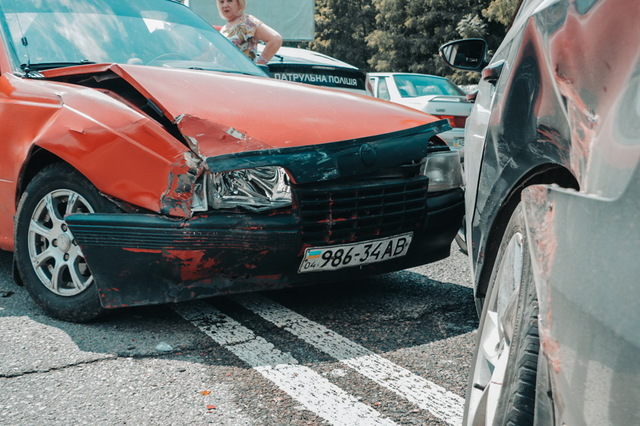 В Днепре на Космической столкнулись Volkswagen и Opel: пострадала девушка