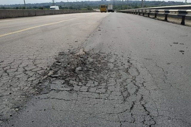 Фото: Денис Корниенко Временная мера: в департаменте ЖКХ прокомментировали разрушение асфальта на мосту через Днепр