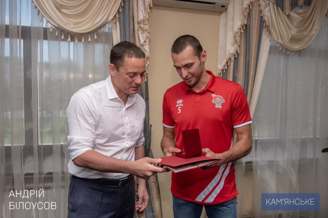 Мэр Каменского наградил капитана БК «Прометей» за победу на чемпионате Украины