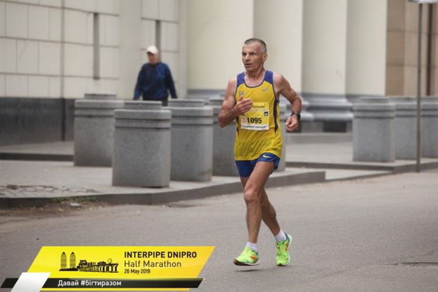 64-летний легкоатлет из Каменского победил в легкоатлетическом полумарафоне