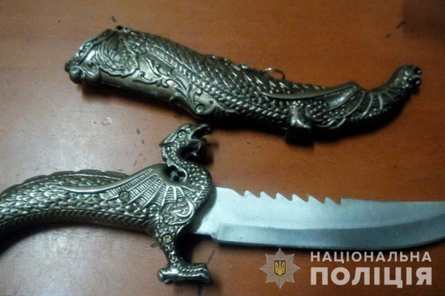 В Каменском полицейские задержали злоумышленника, который ранил мужчину ножом