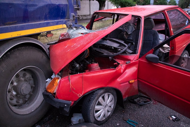 В Днепре на Янтарной «Таврия» влетела в фуру: водитель в тяжелом состоянии