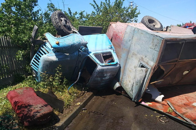 В Каменском перевернулся грузовик