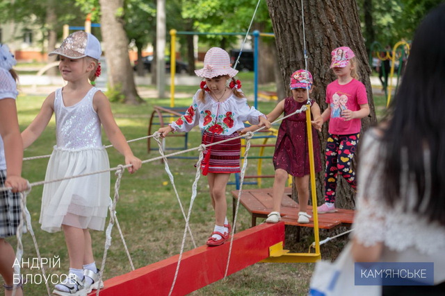 У Кам’янському на дитячому майданчику встановили новий атракціон