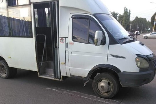 В центре Каменского столкнулись маршрутка и скутер