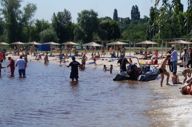 В Кам`янському врятовано чоловіка під час купання на воді
