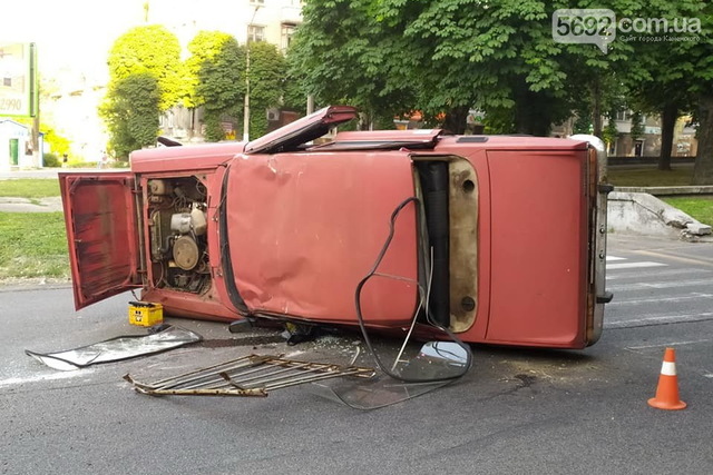 В Каменском на проспекте Свободы перевернулся
