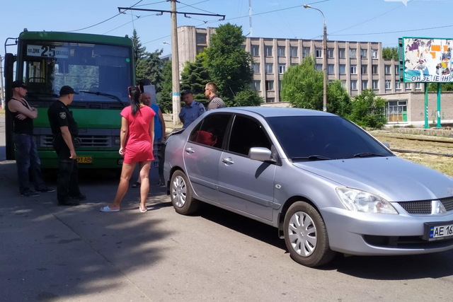 В Каменском столкнулись Mitsubishi Lancer и маршрутка с пассажирами