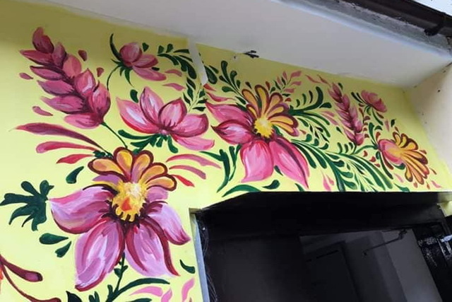 На жилмассиве Парус расцвели гигантские петриковские цветы