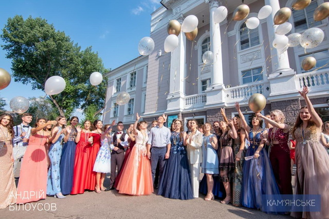 Випускникам Кам'янського вручили медалі