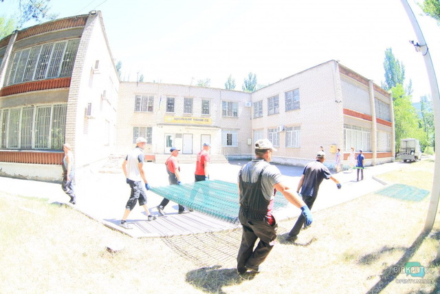 В Днепре коммунальщики спилили забор суда