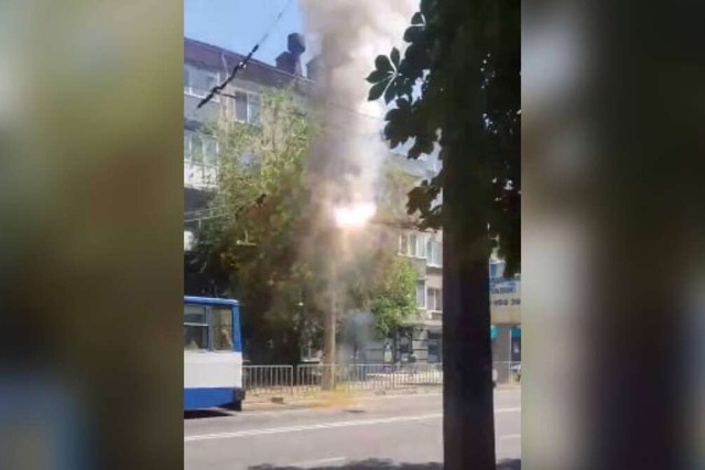 На улице Титова произошло замыкание троллейбусной контактной сети: образовалась пробка