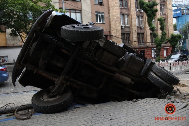У Дніпрі на Грушевського ЗІЛ провалився під землю