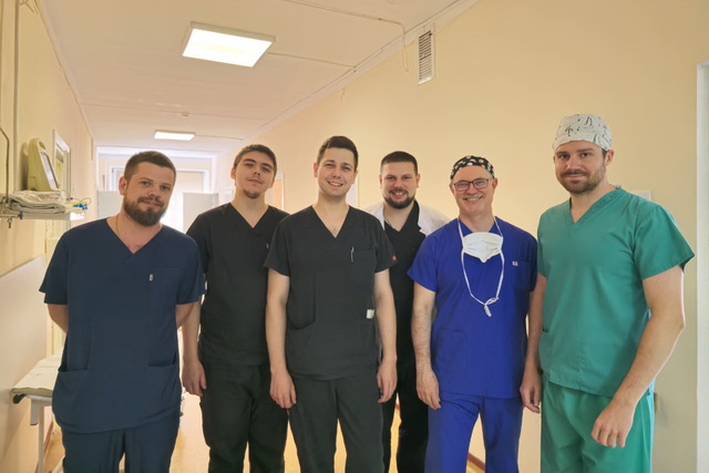 Ведущий турецкий хирург провел в Днепре 12 сложнейших операций