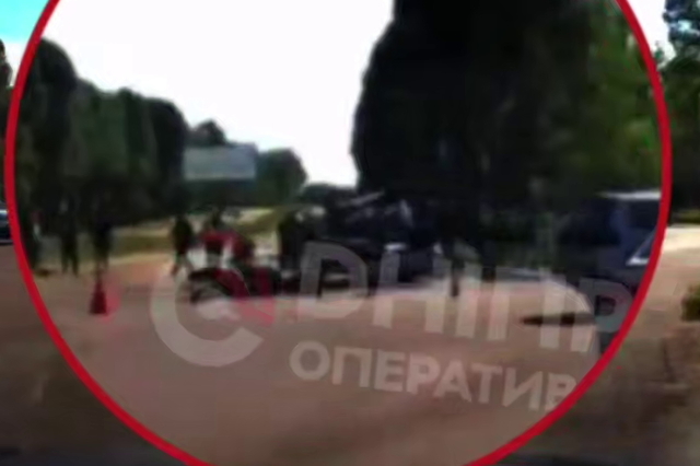 У Кам’янському мотоцикли на швидкості врізалися в Mercedes на перехресті: є загиблі