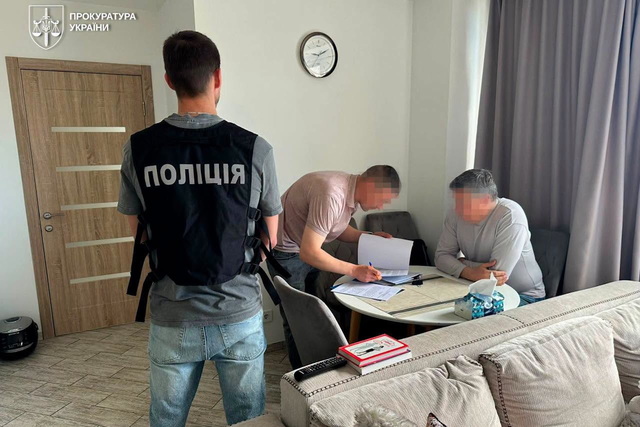 Директора ДніпроОпери підозрюють у незаконній переправці чоловіків за кордон?