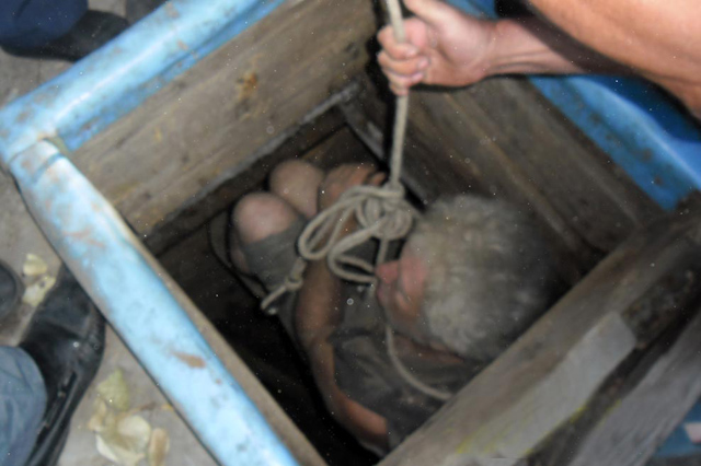 Двоих мужчин спасли из завала