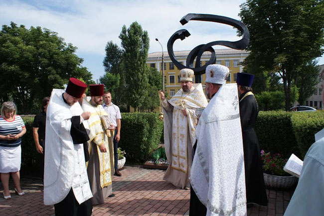 Кам'янчани поклали квіти до пам'ятника загиблим у трамвайній аварії