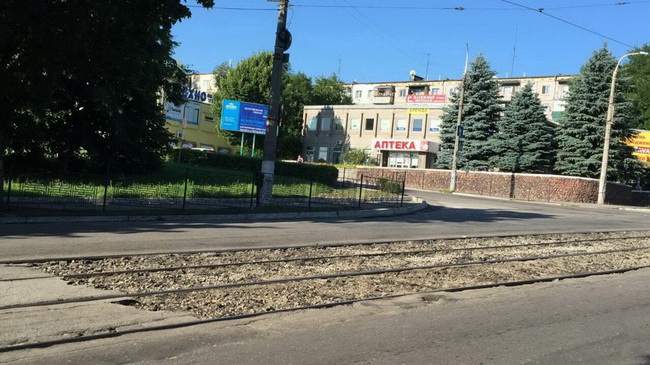 У Кам'янському трамвайні переїзди «одягнуть» в бруківку