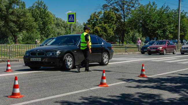На Набережной возле Паруса BMW сбил 13-летнюю девочку