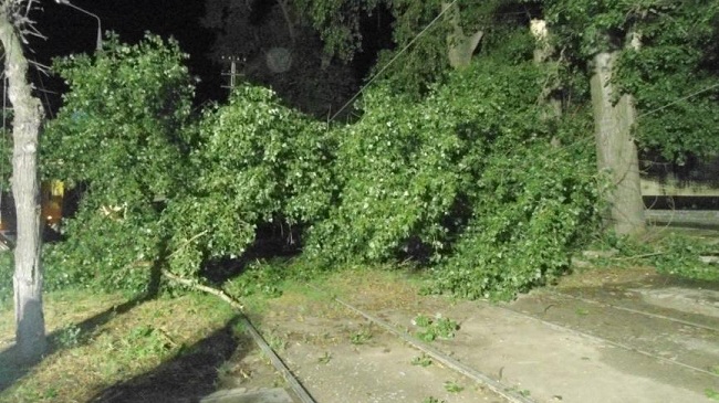 Почти 3000 абонентов в Каменском все еще остаются без света