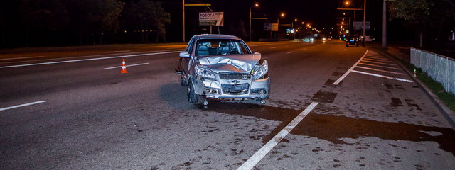 Месть за неверность: в Днепре женщина устроила ДТП и написала нецензурные слова на авто мужа