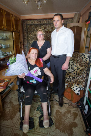 В течение последних шести лет Людмила Хомуха почти не выходила на улицу В Каменском для женщины с ограниченными возможностями построили особый пандус