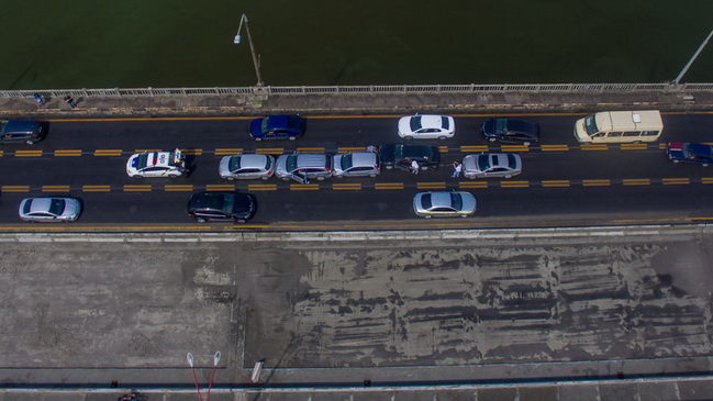 В Днепре из-за ДТП с участием 5 автомобилей на Новом мосту сотни людей застряли в пробке