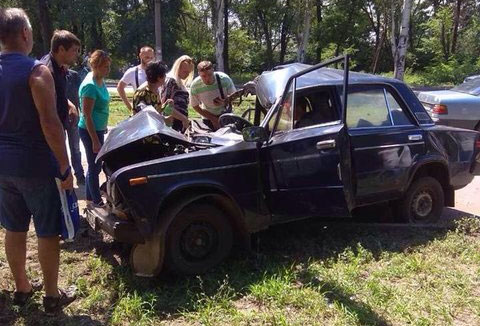В Кривом Роге ВАЗ врезался в столб: есть пострадавшие