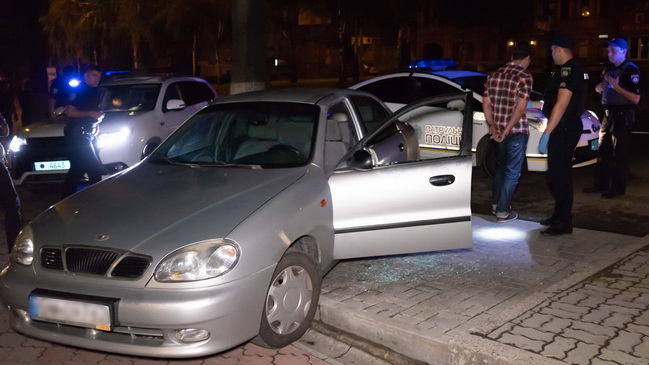 На проспекте Поля мужчина на Daewoo наехал на полицейского и врезался в бордюр