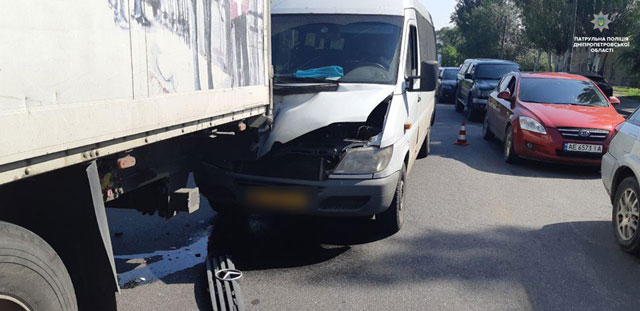 На Каруны маршрутка столкнулась с грузовиков