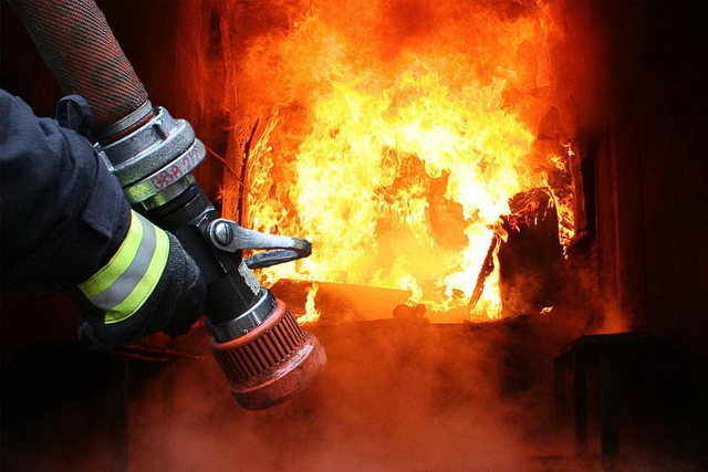 У Дніпрі на пожежі постраждала жінка та двоє дітей