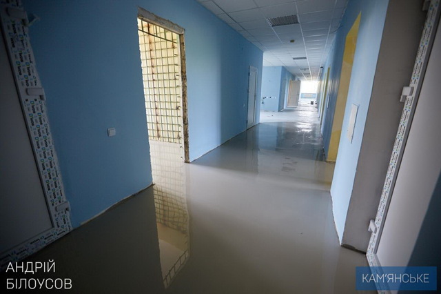 Мэр Каменского проверил ход ремонта в больнице № 5