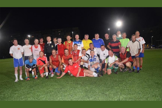 Команда левобережья победила в товарищеском матче ветеранов футбола в Каменском