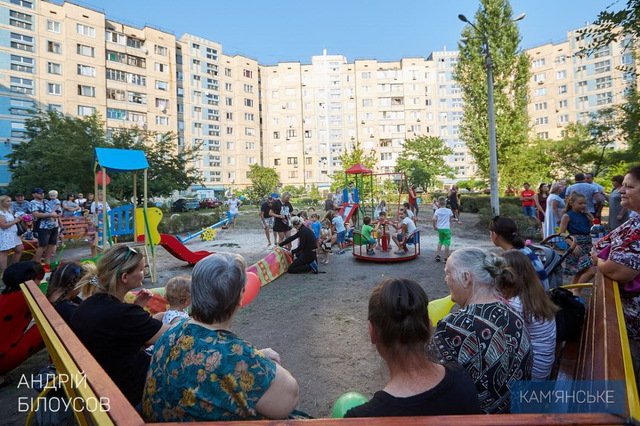 У подвір’ях Кам’янського продовжують встановлюють нові дитячі майданчики
