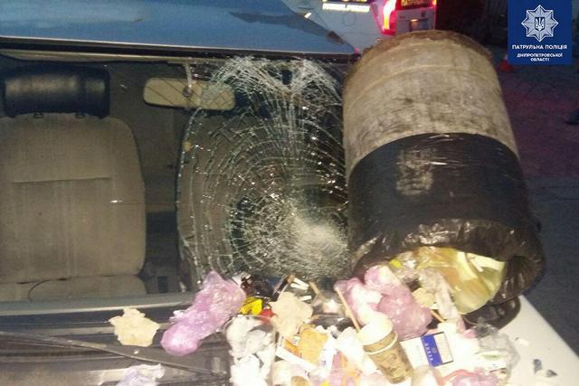 У Дніпрі чоловік помстився колишній дружині, розбивши автівку нинішнього бойфренда