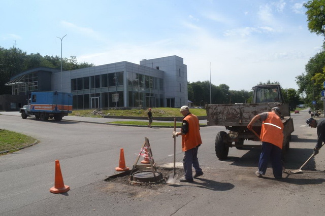 В Каменском на проспекте Аношкина меняют изношенные люки, а на Гимназическом латают ямы