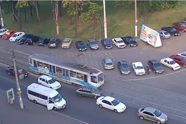 Решил проскочить: в центре Каменского «ВАЗ» врезался в трамвай