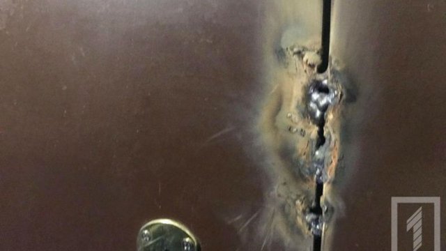 Отомстил соседу: в Кривом Роге мужчина заварил входную дверь в чужую квартиру