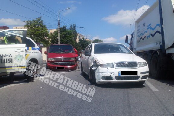 В Днепре на Тополе Mercedes-Benz влетел в Skoda