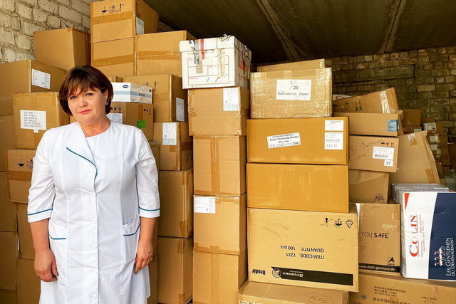 Два спринтера с лекарствами для спасения людей в Кременчуге и гуманитарка для военных: Днепр передал очередную помощь