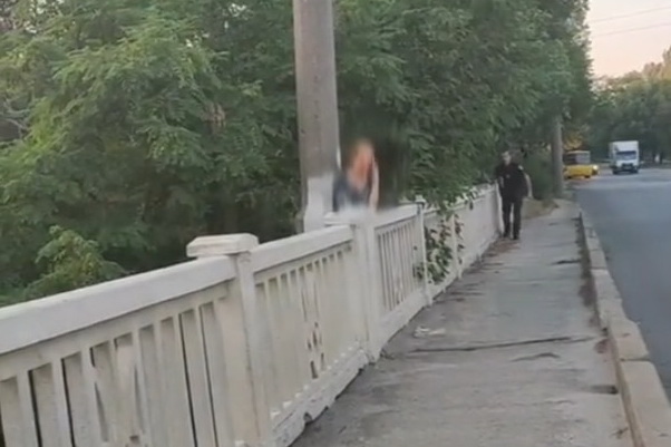 Патрульные Днепра спасли женщину от самоубийства (видео момента)