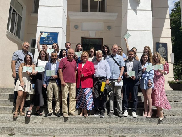 В Днепре во взрослую жизнь выпустили почти полтысячи молодых врачей