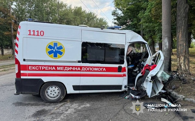Поліція встановлює обставини ДТП за участю автомобіля швидкої допомоги