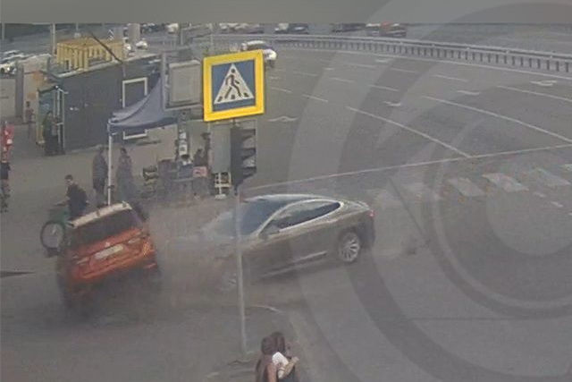 Видео момента: в Днепре на проспекте Героев Mitsubishi и Tesla столкнулись и вылетели на тротуар с людьми