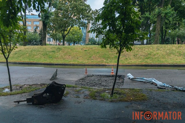 Фото: Маргарита Горбунова В Днепре из-за ямы, оставленную коммунальщиками, подмывает дом на проспекте Дмитрия Яворницкого