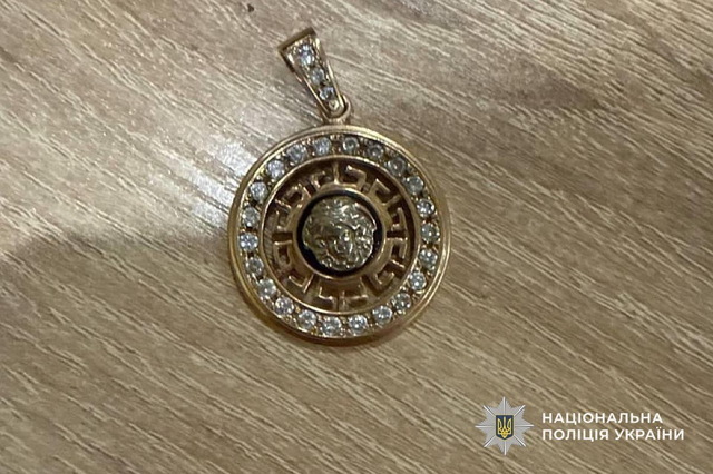Ограбили женщину посреди улицы: полиция Днепра задержала двух подозреваемых